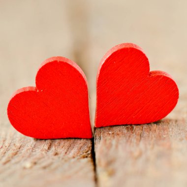 Ahşap arka plan üzerinde kalp. Arka plan tarzında bir Sevgililer günü. Ahşap arka plan üzerinde kalp