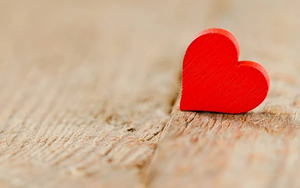 心脏在木背景 在情人节的风格背景 心脏在木背景 — 图库照片