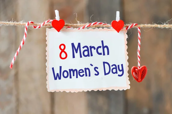 März Frauentag Auf Papier Hängend Einem Seil Mit Roten Herzen — Stockfoto