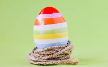 Renkli Paskalya yortusu yumurta yuvada