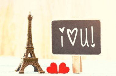 Eyfel Kulesi ve kırmızı kalpler - Sevgililer günü kavramı