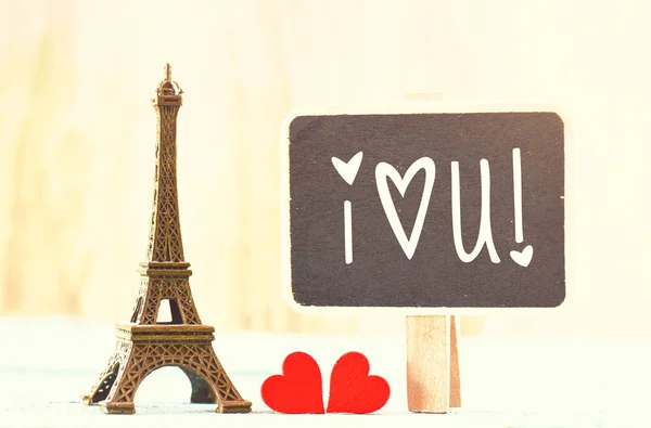 Eiffel Tower Και Κόκκινο Καρδιές Ημέρα Του Αγίου Βαλεντίνου Έννοια — Φωτογραφία Αρχείου