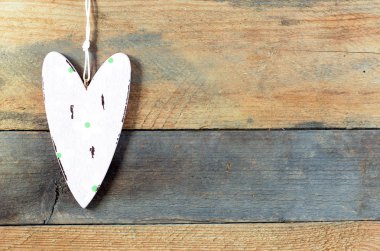 Ahşap arka plan üzerinde kalp. Arka plan tarzında bir Sevgililer günü. Ahşap arka plan üzerinde kalp