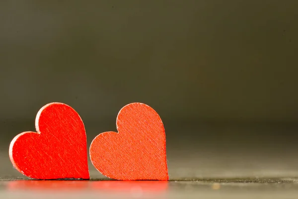 Corazones Rojos Decorativos Madera Sobre Fondo Oscuro Concepto San Valentín — Foto de Stock