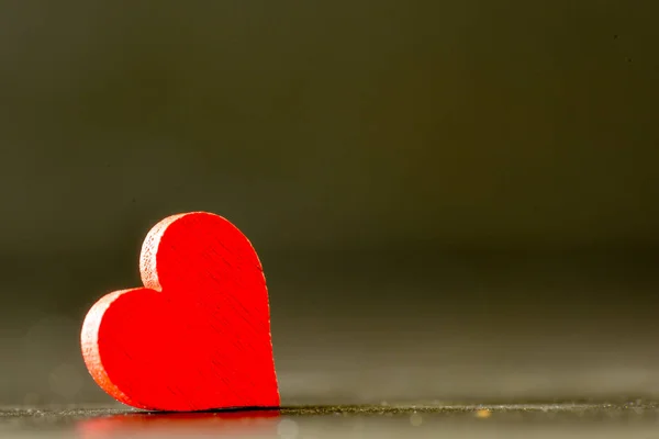Διακοσμητικό Ξύλινο Κόκκινο Καρδιά Σκούρο Φόντο Valentine Ημέρα Έννοια — Φωτογραφία Αρχείου