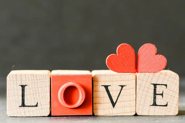 Dekorative Rote Holzherzen Mit Würfeln Die Liebe Buchstabieren Valentinstag Konzept — Stockfoto