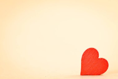 açık renkli, Sevgililer günü kavramı üzerinde dekoratif ahşap kırmızı kalp 