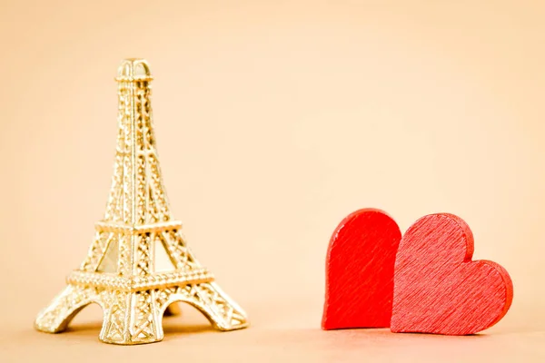 Estatueta Torre Eiffel Com Corações Vermelhos Decorativos Madeira Fundo Claro — Fotografia de Stock