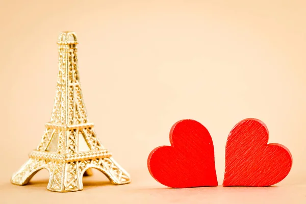 Statuette Eiffel Tower Decorative Wooden Red Hearts Light Background Valentine — Stock Photo, Image