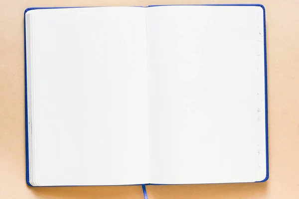 Aperto Notebook Vuoto Sfondo Beige — Foto Stock