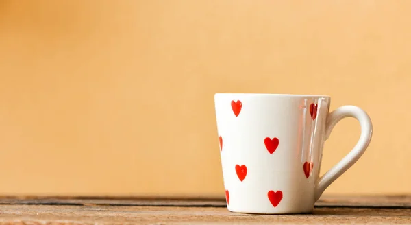 Taza Blanca Con Patrón Corazón Rojo Sobre Fondo Beige Concepto — Foto de Stock