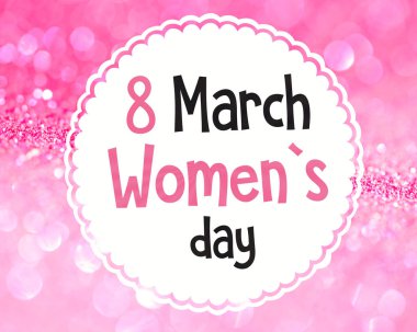 Uluslararası Kadınlar Günü tebrik kartı pembe bir arka plan üzerinde