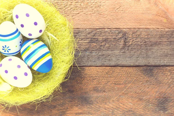 Velikonoční Vajíčka Hnízdě Dřevěné Pozadí Kopií Prostor — Stock fotografie
