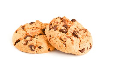 Beyaz arka planda izole edilmiş çikolatalı kurabiyeler. Tatlı bisküviler.