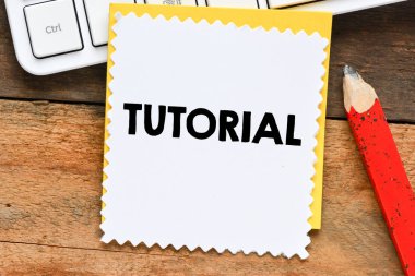 Ahşap masa üzerinde öğretici/tutorial etiket kavramı