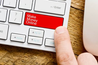 Yapmak para online kavramı girmek anahtar beyaz bilgisayar klavye üzerinde yazılı metinle