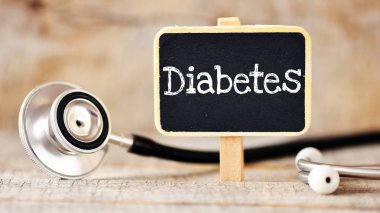 Tıp kavramı. Word diyabet ve stetoskop ile yazı tahtası