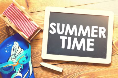 Ahşap zemin üzerine yaz saati kavramı 