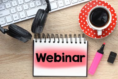 Kahve klavye ve halka bağlı defter ile kelime webinar