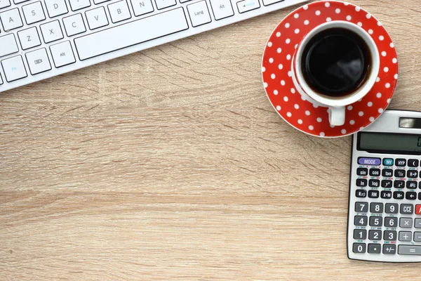 Taza Café Cerca Del Teclado Calculadora Sobre Mesa Madera —  Fotos de Stock