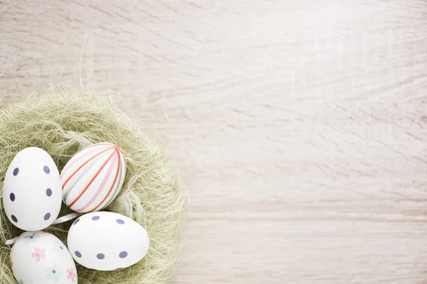 Nahaufnahme Farbiger Ostereier Nest Auf Holzgrund — Stockfoto