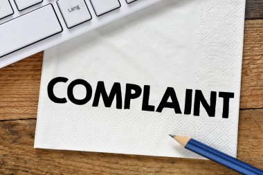 Bilgisayar klavye yakınındaki beyaz peçete Word şikayeti