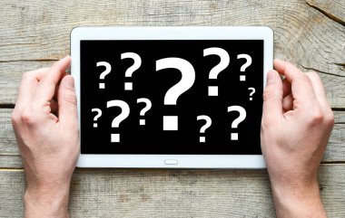 Soru işareti kavramı bir tablet ellerde ile