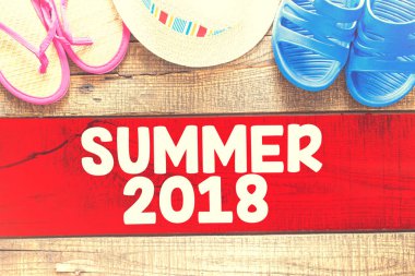 2018 yaz öğeler: parmak arası terlik ve ahşap zemin üzerine şapka