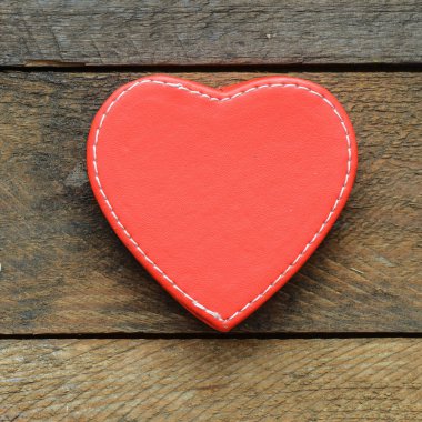 Ahşap yüzey üzerinde kırmızı kalp closeup