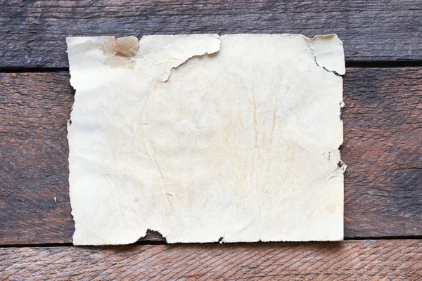 Чистый Лист Старой Бумаги Фоне Деревянных Досок — стоковое фото