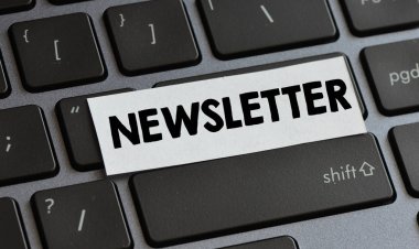 Laptop klavye tuşları ile semboller ve metin haber bülteni closeup