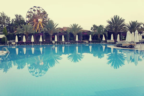 Pool Umgeben Von Grünen Palmen Sonnenliegen Mit Sonnenschirmen Tag Urlaubskonzept — Stockfoto