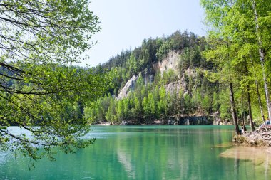 ısmarlayarak çek, seyahat kavramı Adrszpach-Teplice doğa parkında Gölü