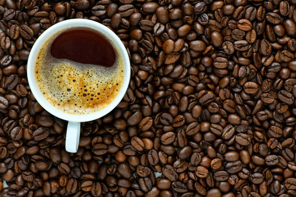 Café Acabado Fazer Uma Xícara Com Grãos Café — Fotografia de Stock