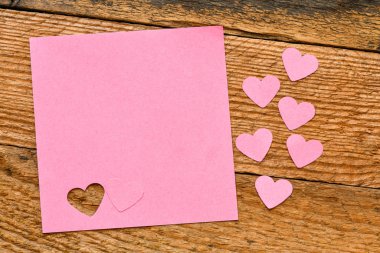 Arka planda kasvetli fırtınalı gökyüzü olan ıssız ağaçların siyah ve beyaz görüntüsü.. 