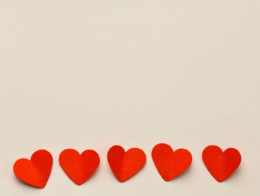 Beyaz bir arka planda kırmızı kağıt kalpler. Sevgililer Günü için mükemmel bir geçmiş ya da kartpostal. Yüksek çözünürlüklü fotoğraf.