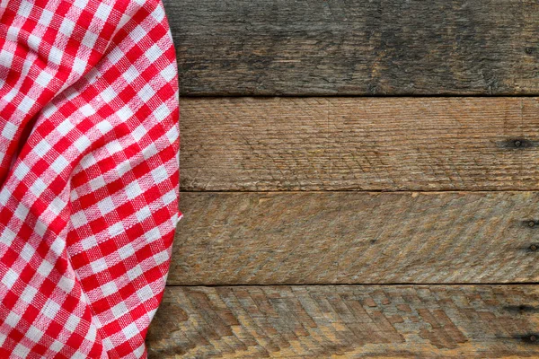 木製の茶色のテーブルに赤いキッチンティッシュ空のスペース — ストック写真