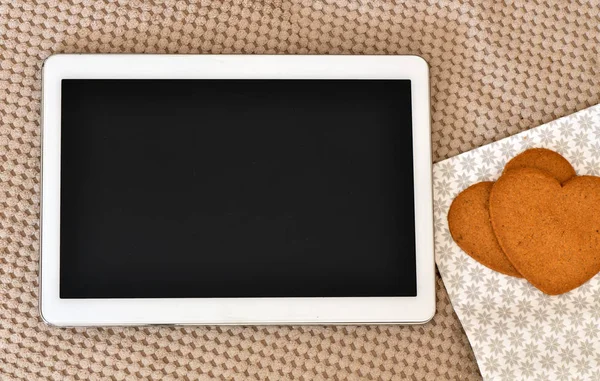 Tablet Computer Met Koekjes Textiel Achtergrond Lege Ruimte — Stockfoto