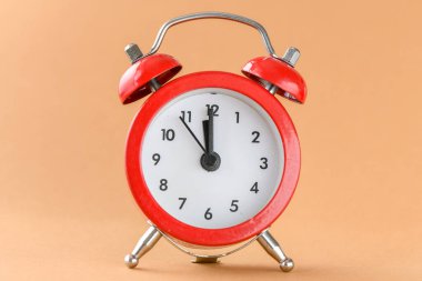Işık arkaplanındaki kırmızı alarm saati