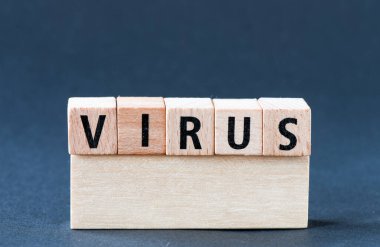 Sözcük virüsü ahşap harflerle düzenlenmiş. Corona virüsü, Çin, Wuhan 'da gizemli viral zatürree. Sağlık ve tıbbi konsept