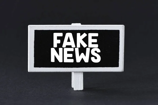 Nep Nieuws Het Woord Fake News Een Klein Krijtbord Een — Stockfoto