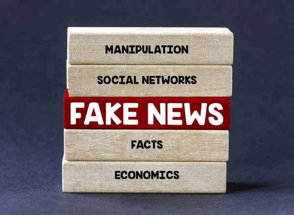 Fake News Woord Een Houten Blok — Stockfoto