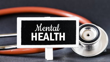 Tebeşir tahtasında ruh sağlığı kelimesi.