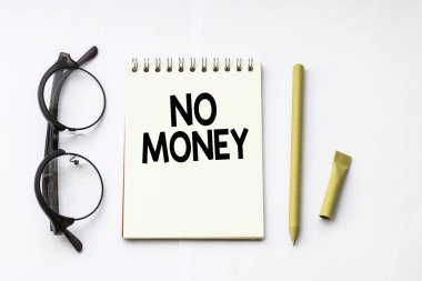 Beyaz masadaki deftere yazılan para yok metni.