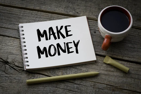 ビジネスの概念のためのお金のテキストを作りなさい 単語は木製のテーブルのノートに書かれたお金をもうける 上からの眺め — ストック写真