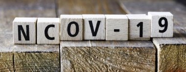 Tahta harflerden sıralanmış VIRUS kelimesi