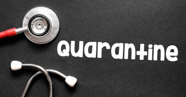 KARANTINE kelimesi siyah kart ve siyah arkaplan - koronavirüs kavramı