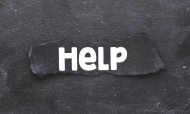 Yardım edin. Kelimeler siyah bir kağıda yazılmış. Ekonomik kriz kavramı. 