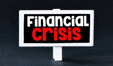 Finansal Kriz 'de. Küçük bir tahtanın üzerine yazılan kelime krizi. Ekonomik kriz kavramı