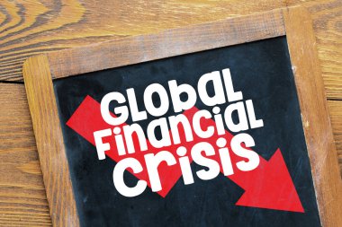 GLOBAL FİNANsal Kriz. Tahtaya yazılı finansal kriz kelimesi. Ekonomik ve finansal kriz konsepti. Dünya ekonomik krizi. Üst görünüm.